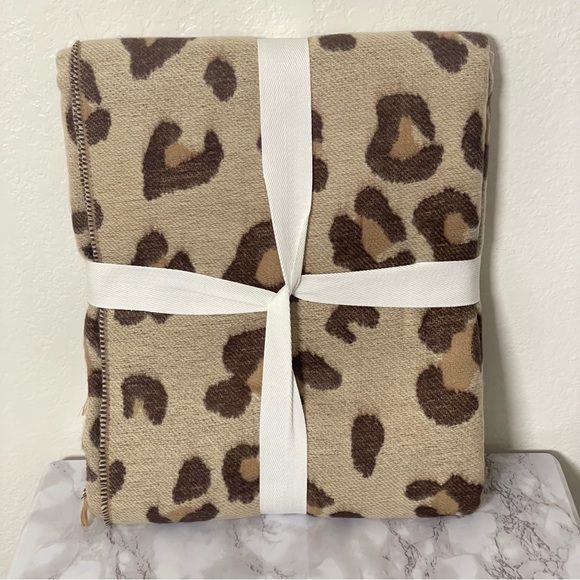 Nordstrom Reversible Jacquard Throw Blanket Animal Print Leopard - 50" x 60” - Picture 4 of 5